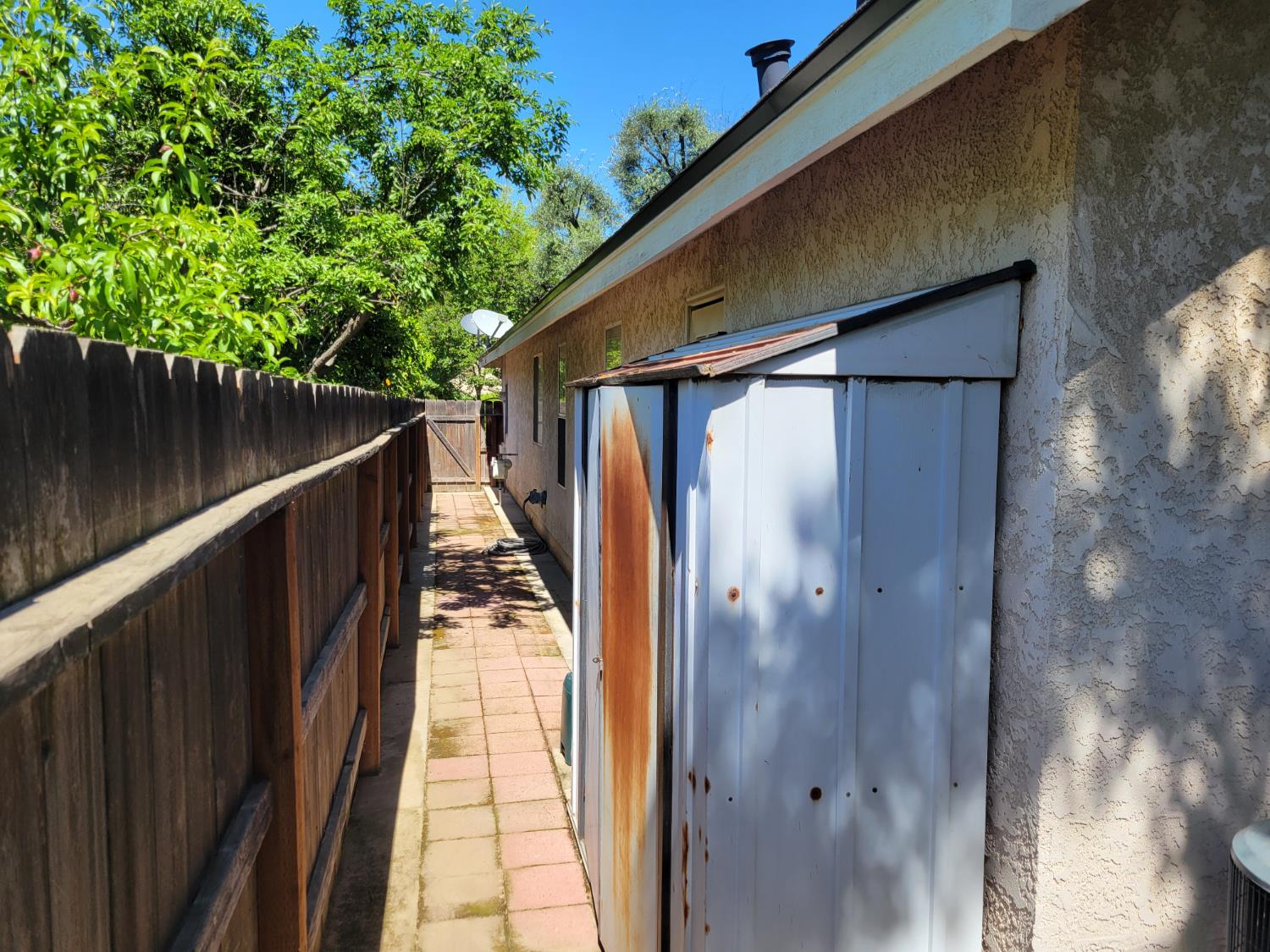 819 E Woodhaven Ln, Fresno, CA 93720