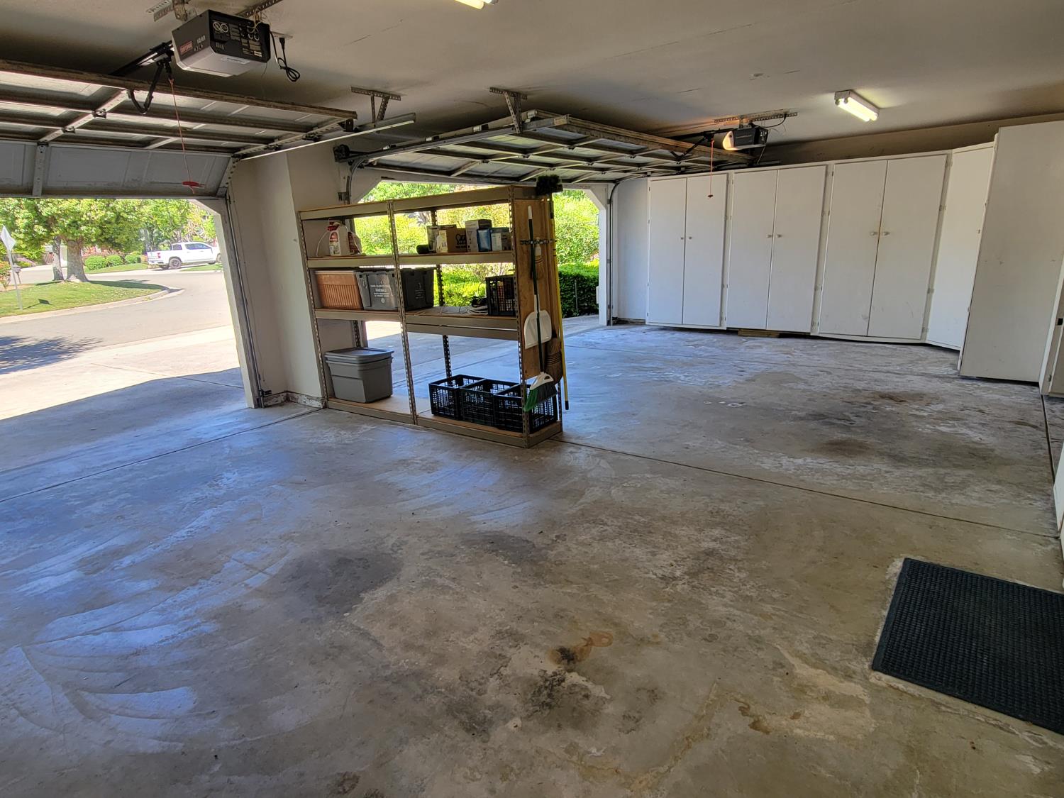 819 E Woodhaven Ln, Fresno, CA 93720