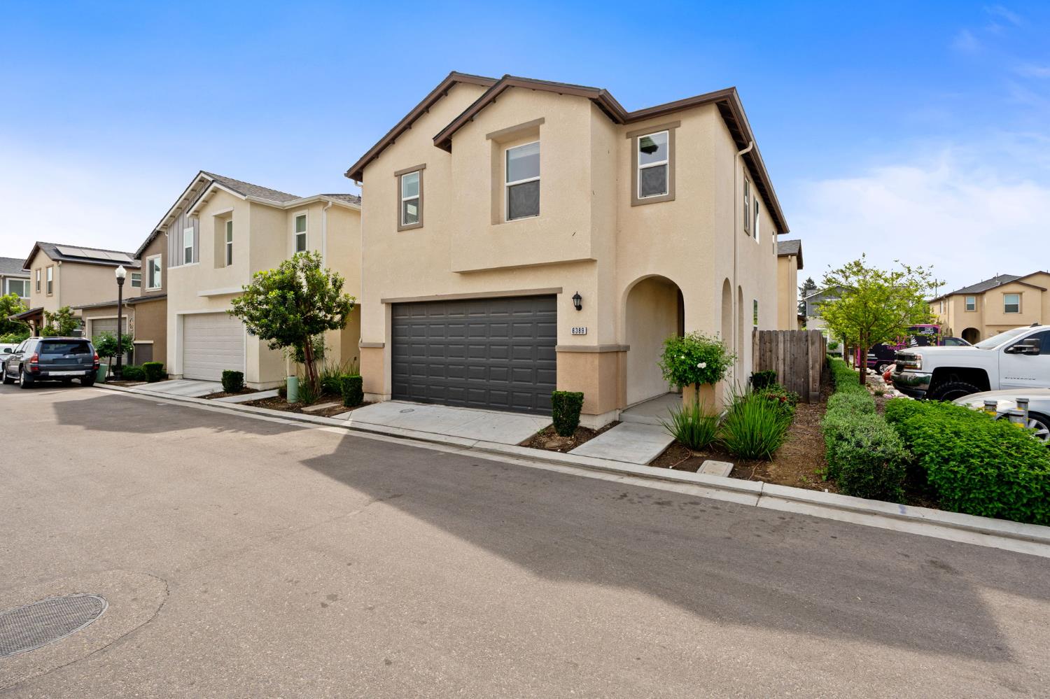 6389 E Moscato Dr, Fresno, CA 93727