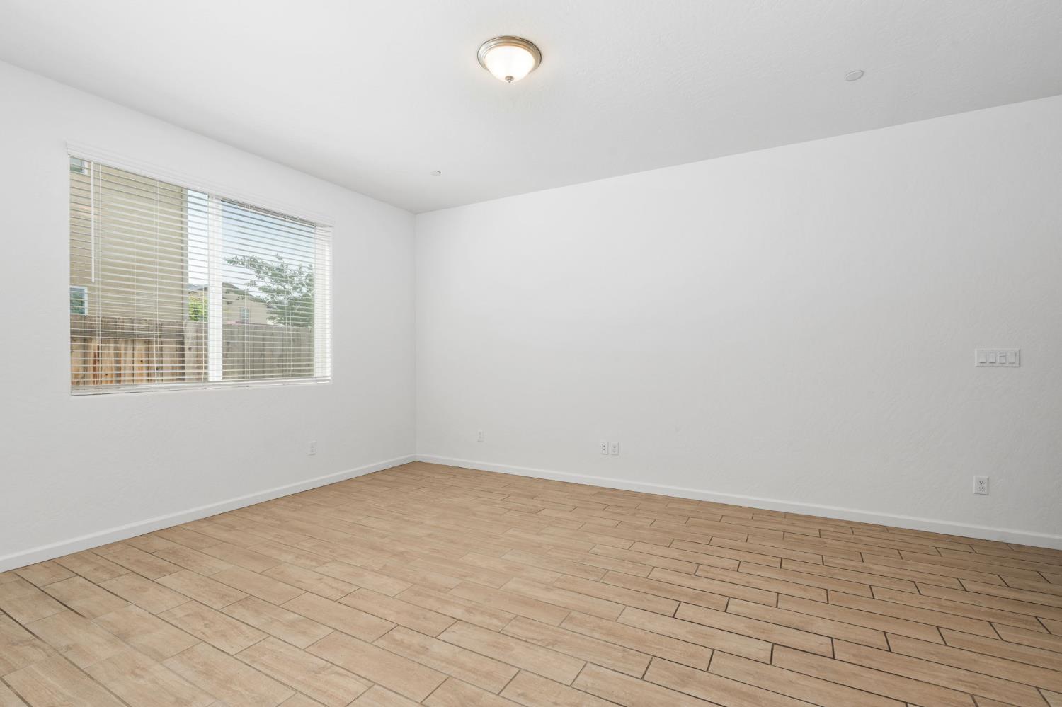 6389 E Moscato Dr, Fresno, CA 93727