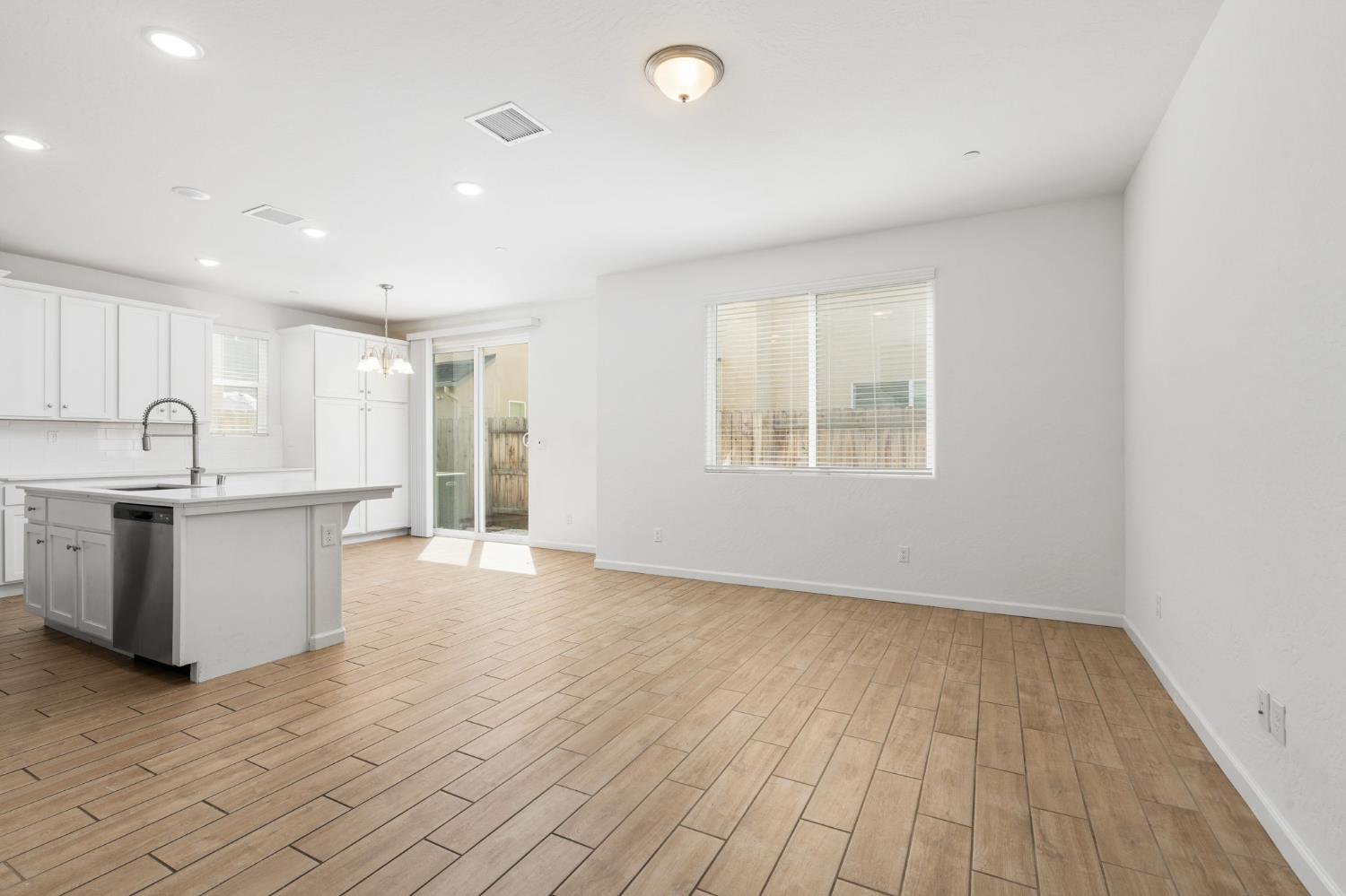 6389 E Moscato Dr, Fresno, CA 93727