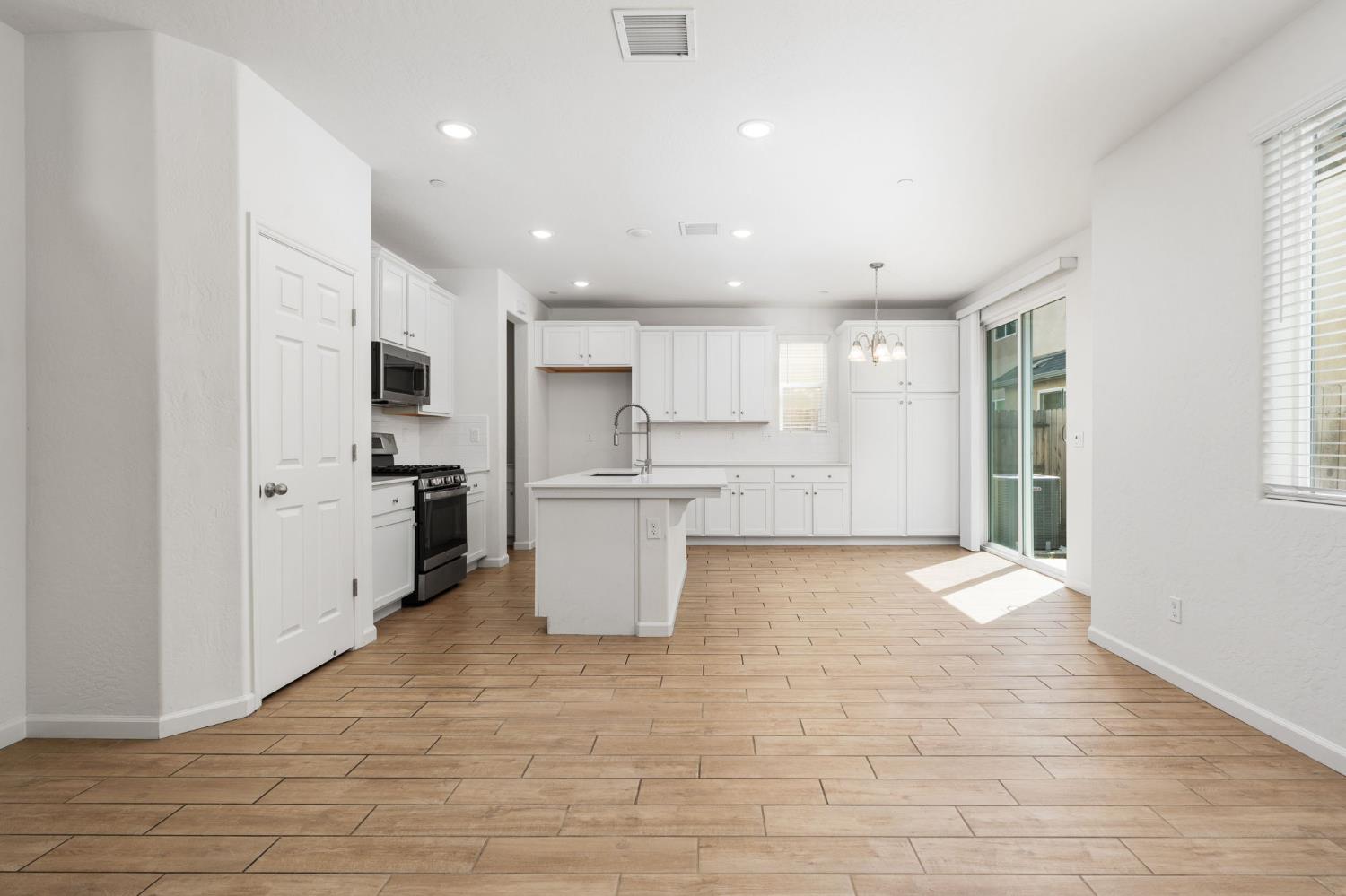 6389 E Moscato Dr, Fresno, CA 93727