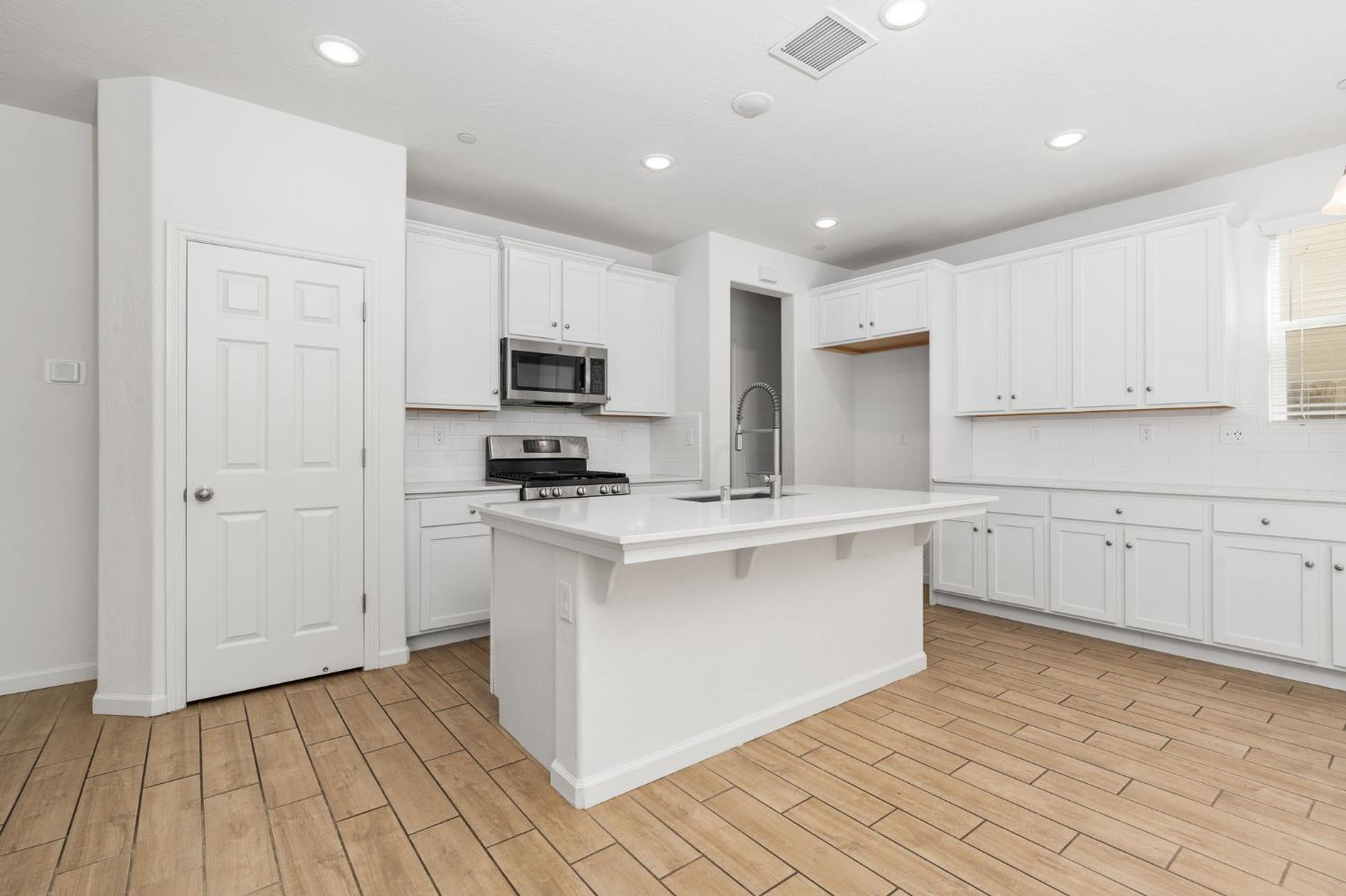 6389 E Moscato Dr, Fresno, CA 93727