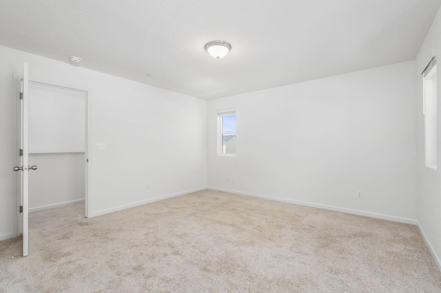 6389 E Moscato Dr, Fresno, CA 93727