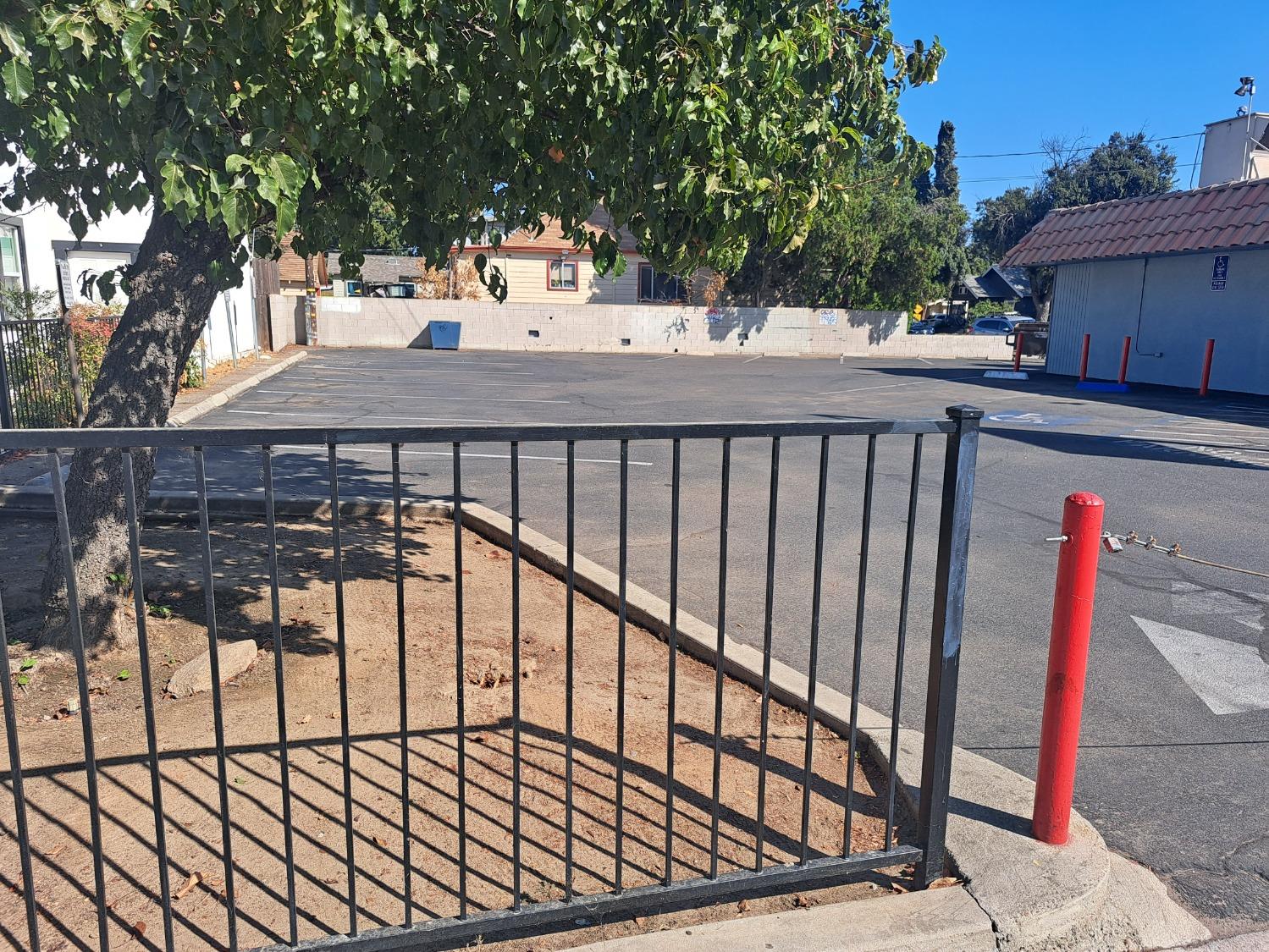 555 E Olive Ave, Fresno, CA 93728