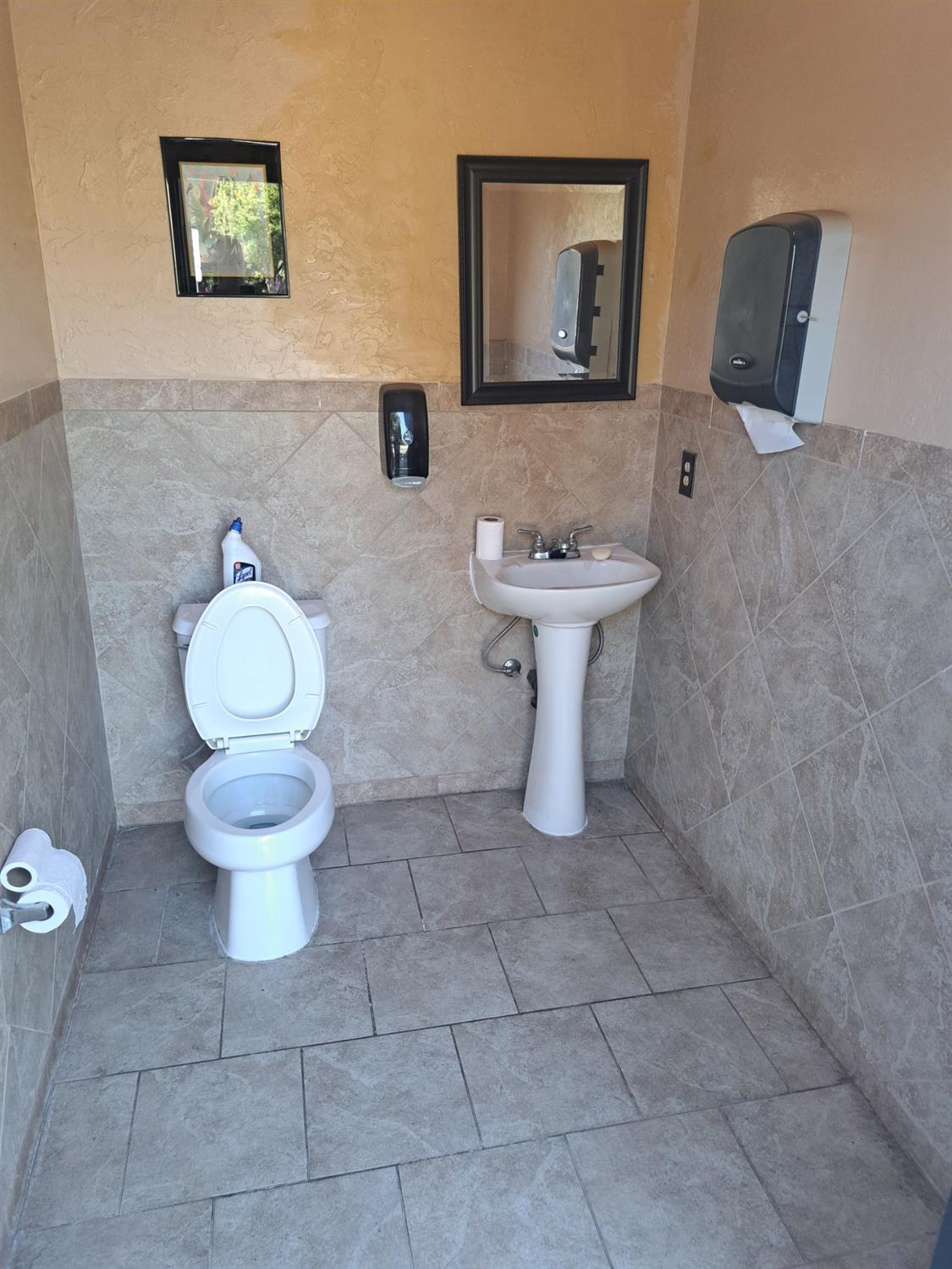 555 E Olive Ave, Fresno, CA 93728