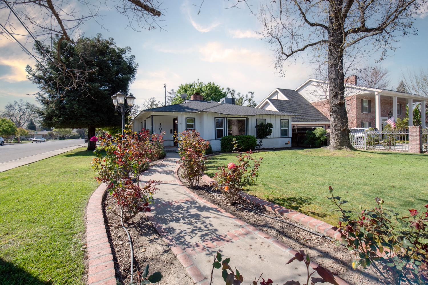 1301 W Beverly Dr, Visalia, CA 93277