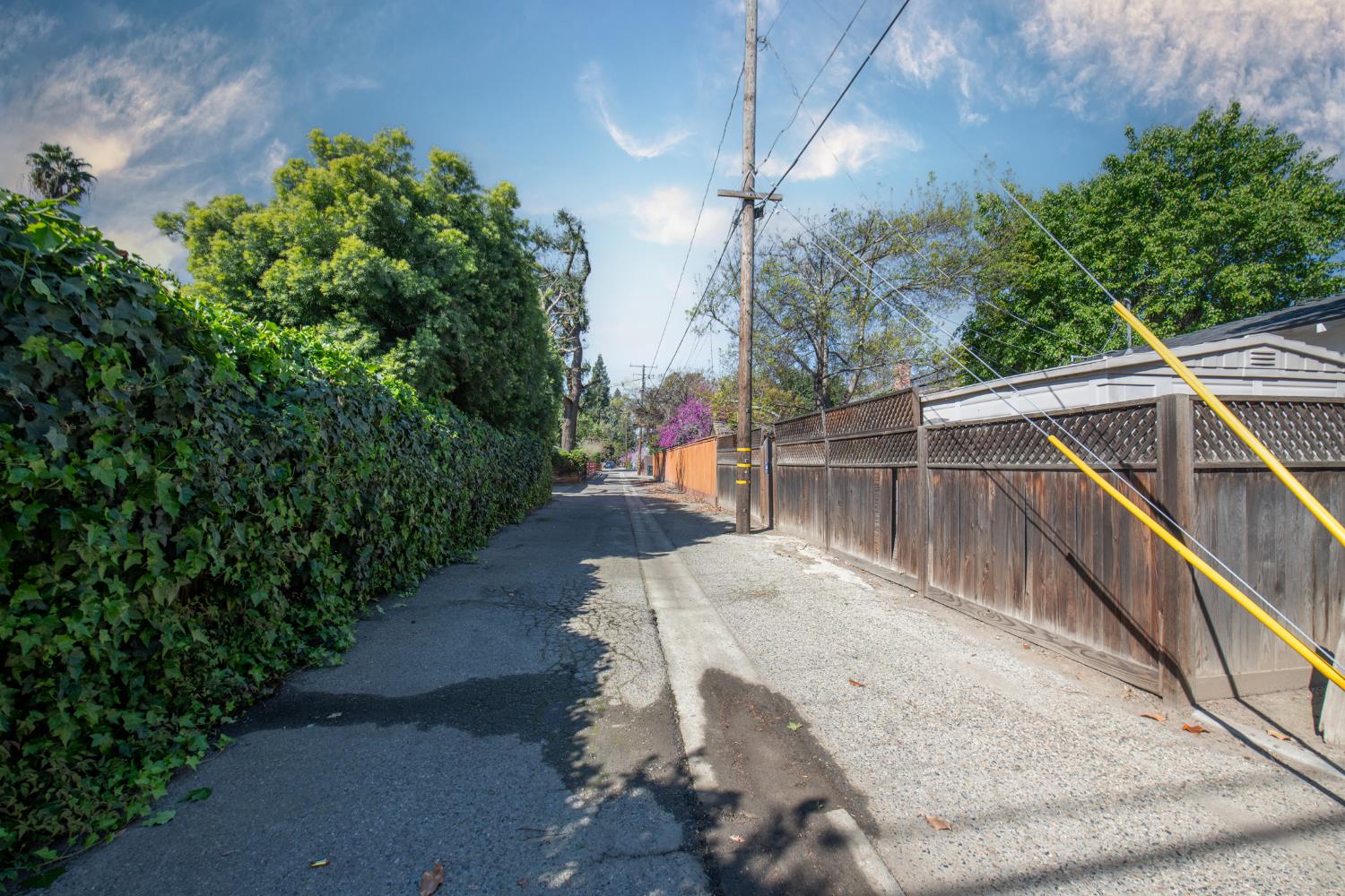 1301 W Beverly Dr, Visalia, CA 93277