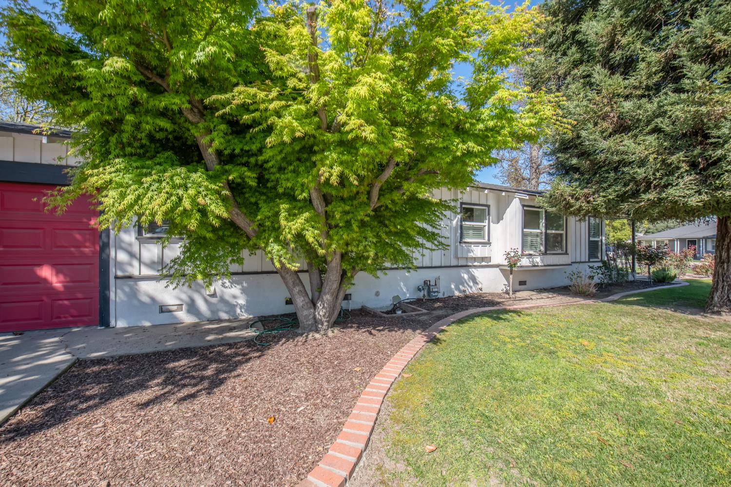 1301 W Beverly Dr, Visalia, CA 93277