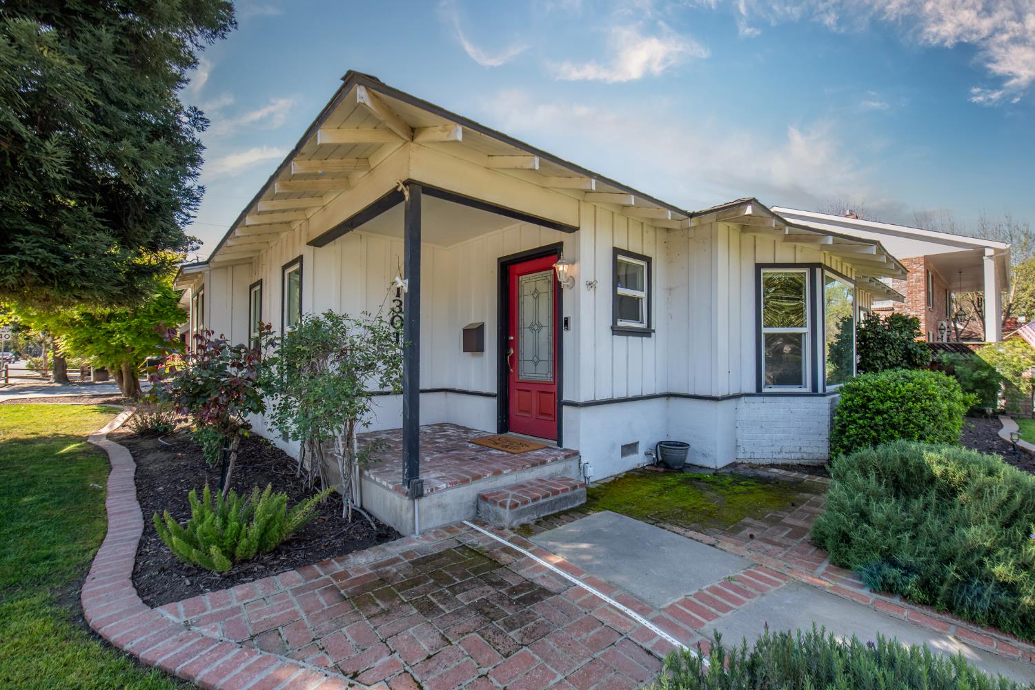 1301 W Beverly Dr, Visalia, CA 93277