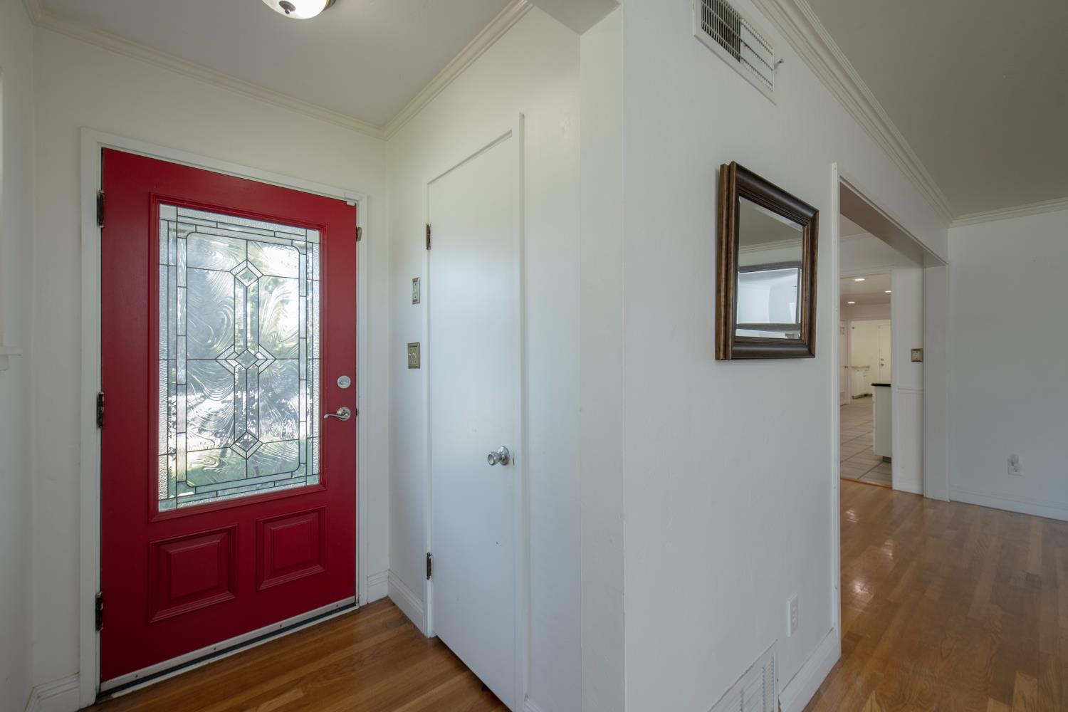 1301 W Beverly Dr, Visalia, CA 93277