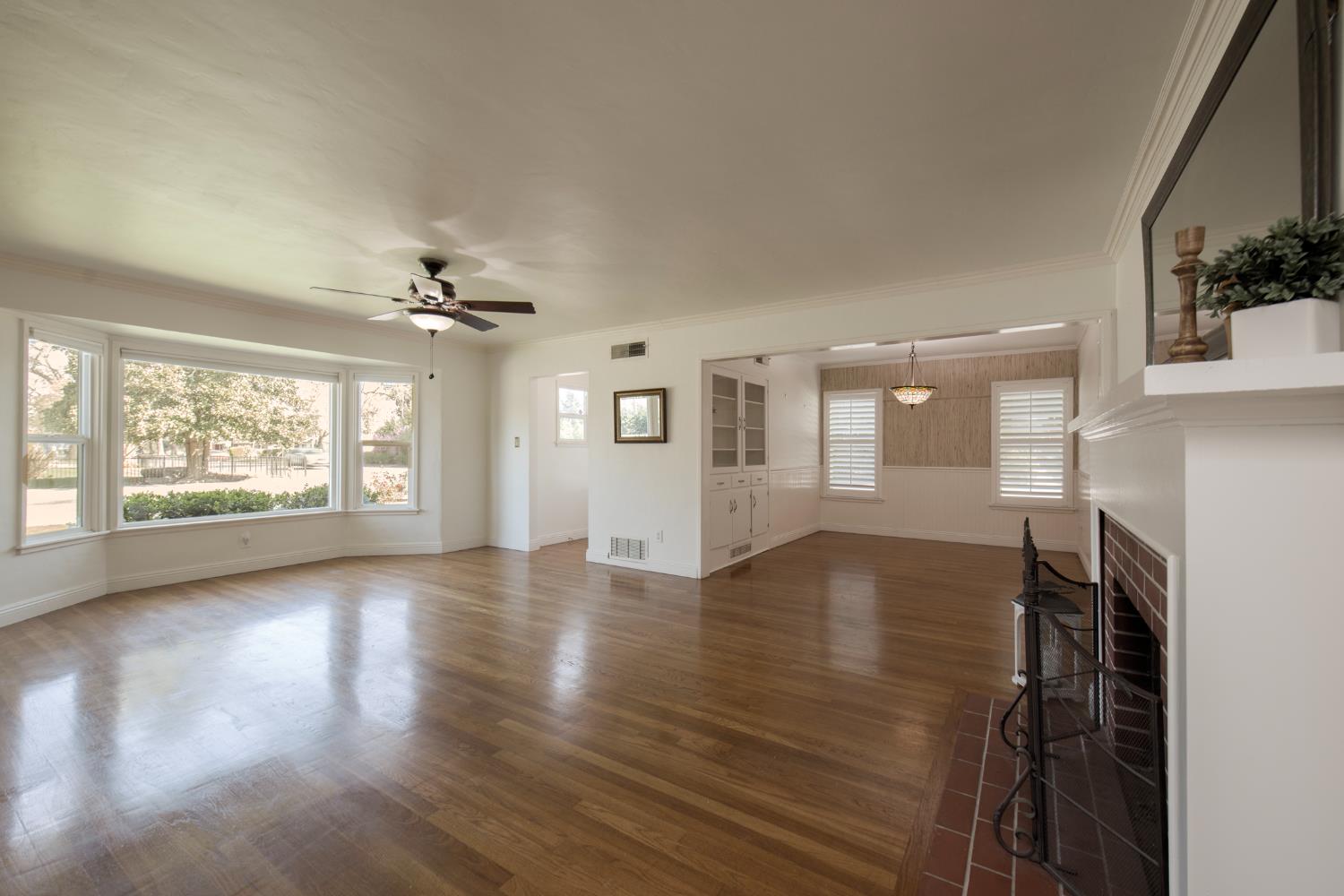 1301 W Beverly Dr, Visalia, CA 93277