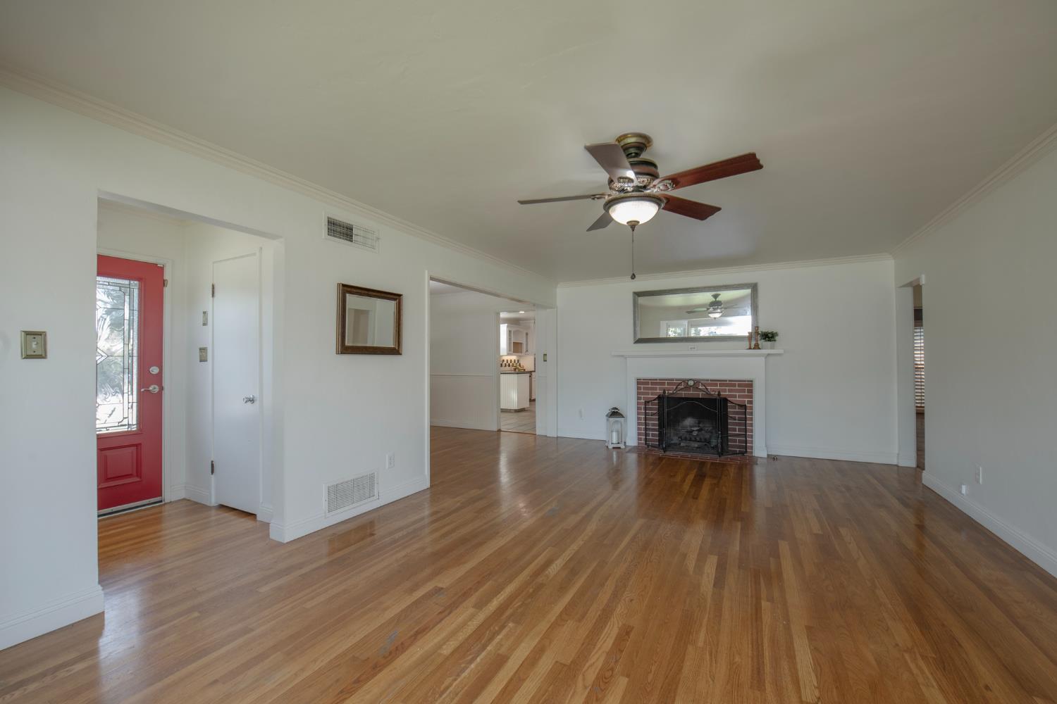 1301 W Beverly Dr, Visalia, CA 93277