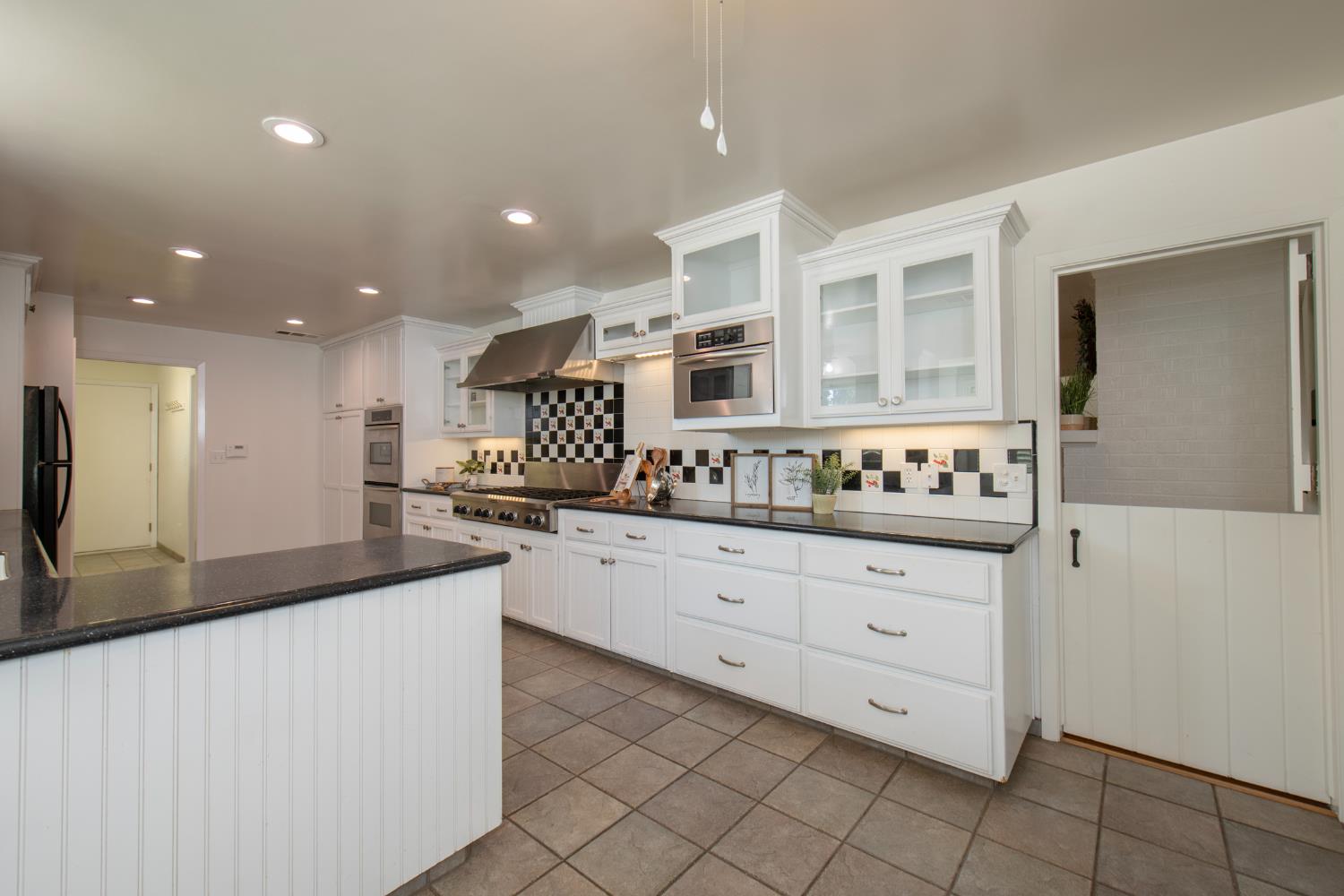 1301 W Beverly Dr, Visalia, CA 93277