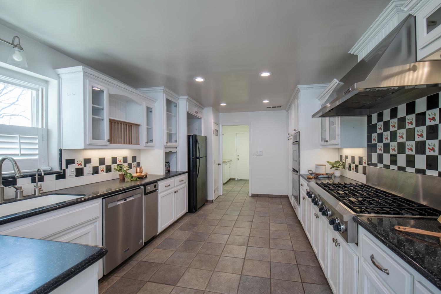 1301 W Beverly Dr, Visalia, CA 93277