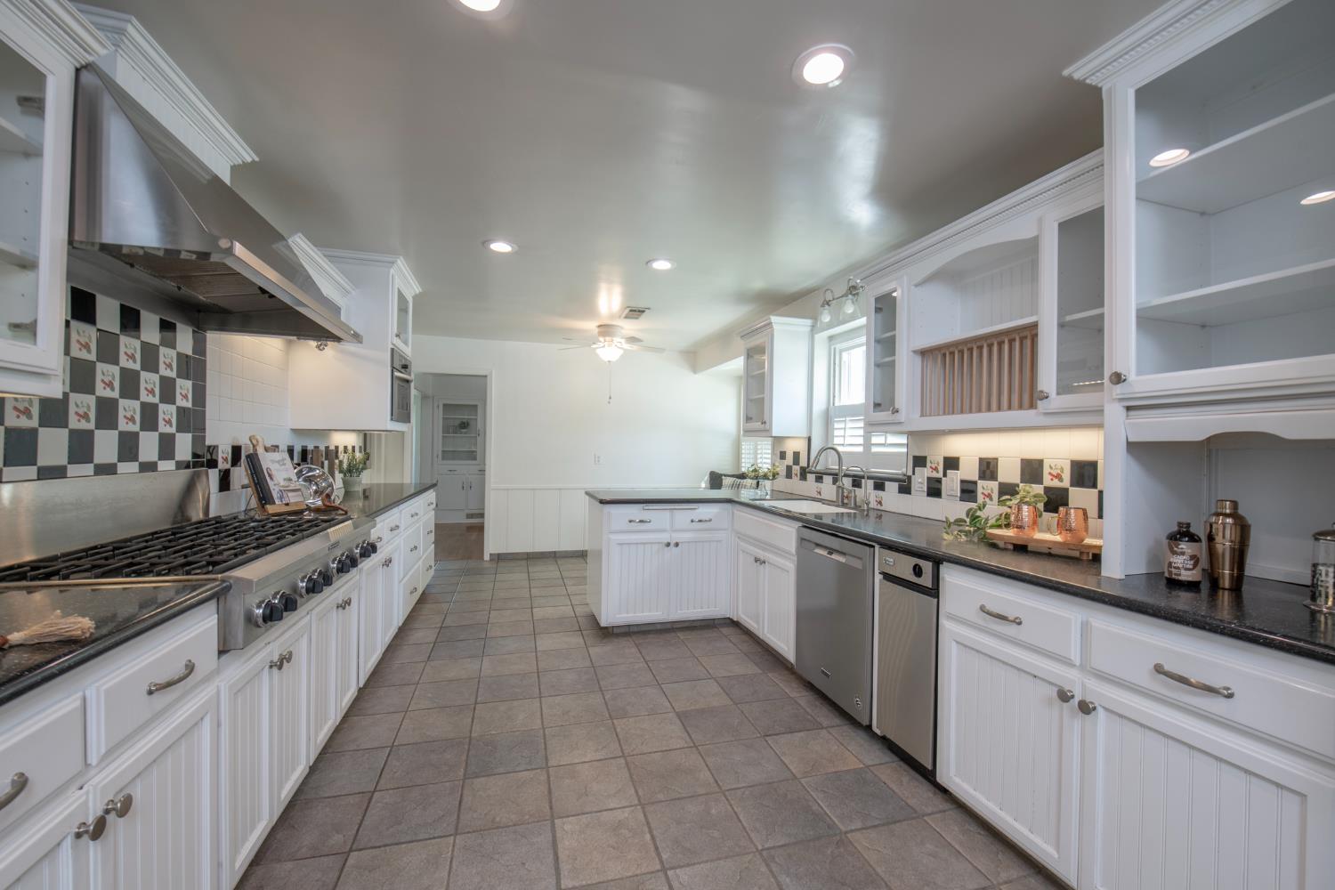 1301 W Beverly Dr, Visalia, CA 93277