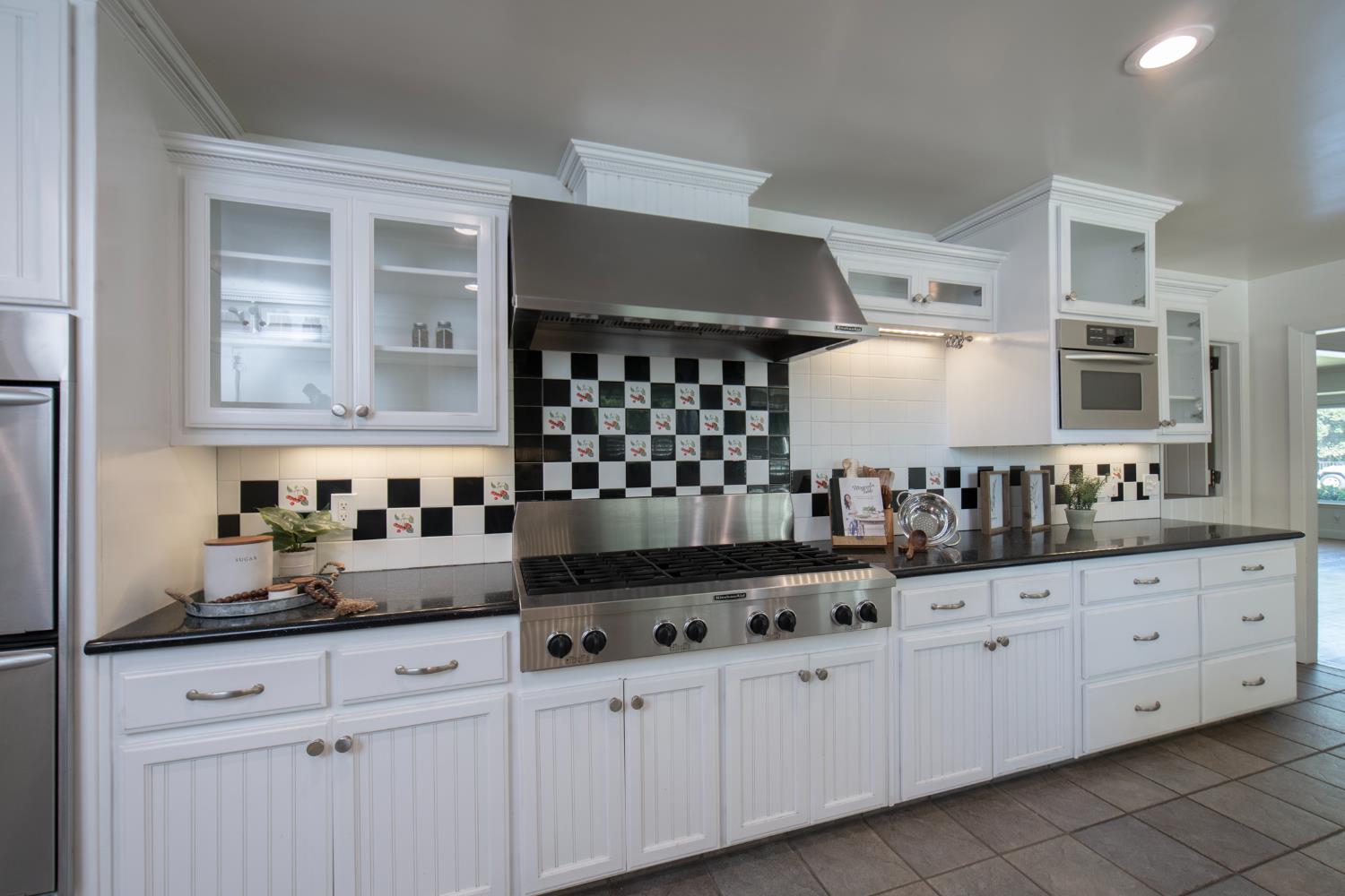 1301 W Beverly Dr, Visalia, CA 93277