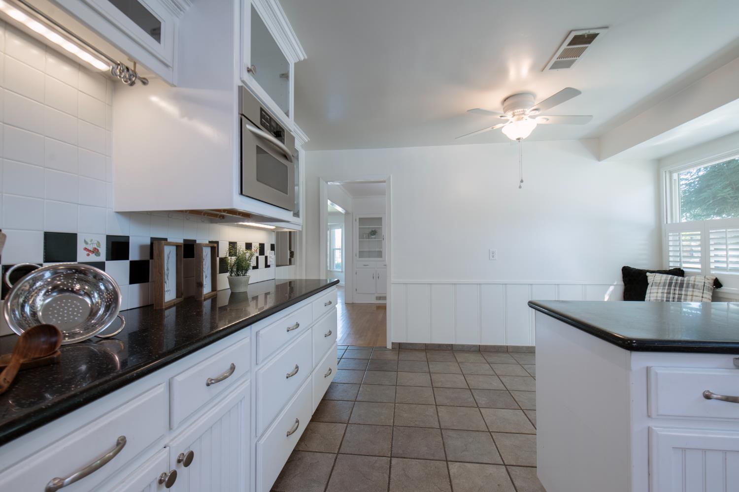 1301 W Beverly Dr, Visalia, CA 93277