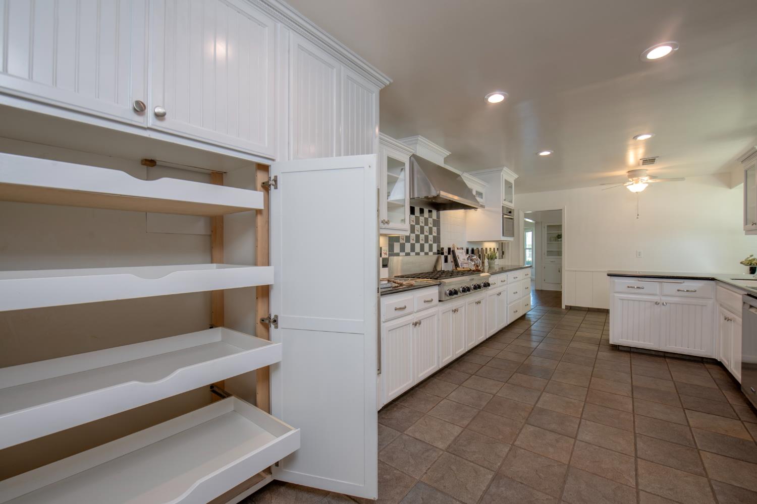 1301 W Beverly Dr, Visalia, CA 93277