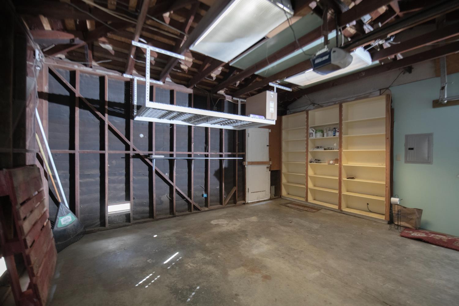 1301 W Beverly Dr, Visalia, CA 93277