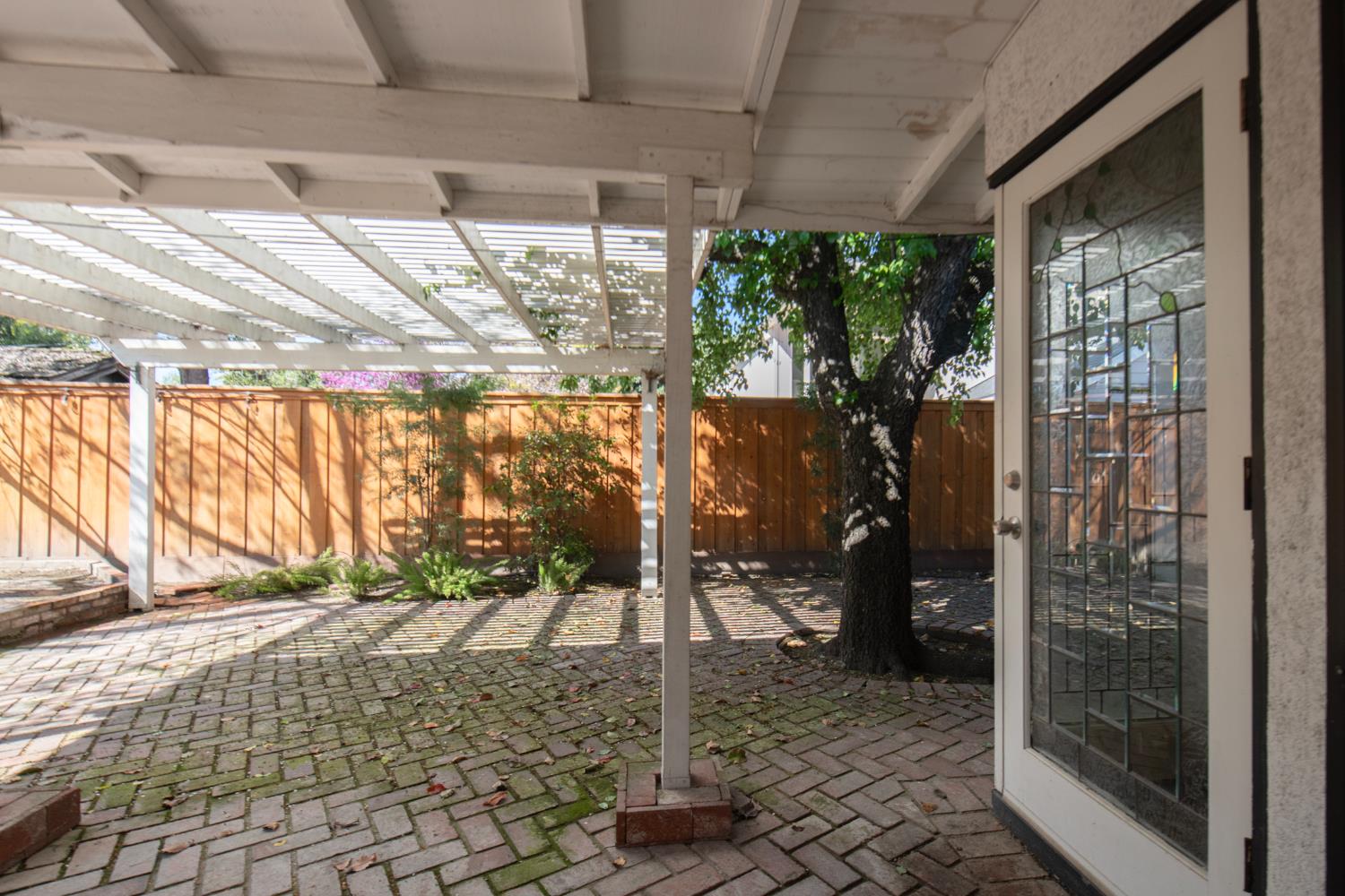 1301 W Beverly Dr, Visalia, CA 93277