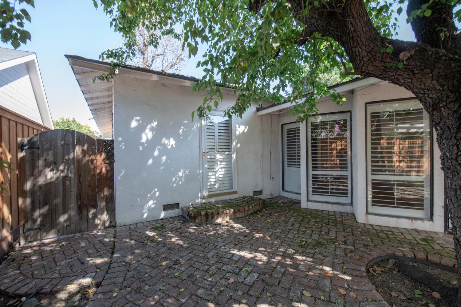 1301 W Beverly Dr, Visalia, CA 93277