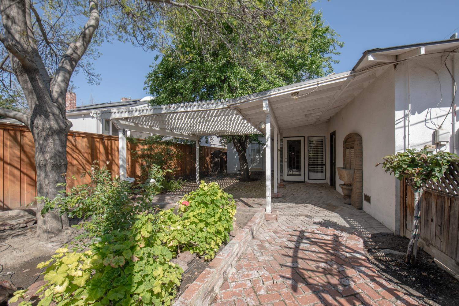 1301 W Beverly Dr, Visalia, CA 93277