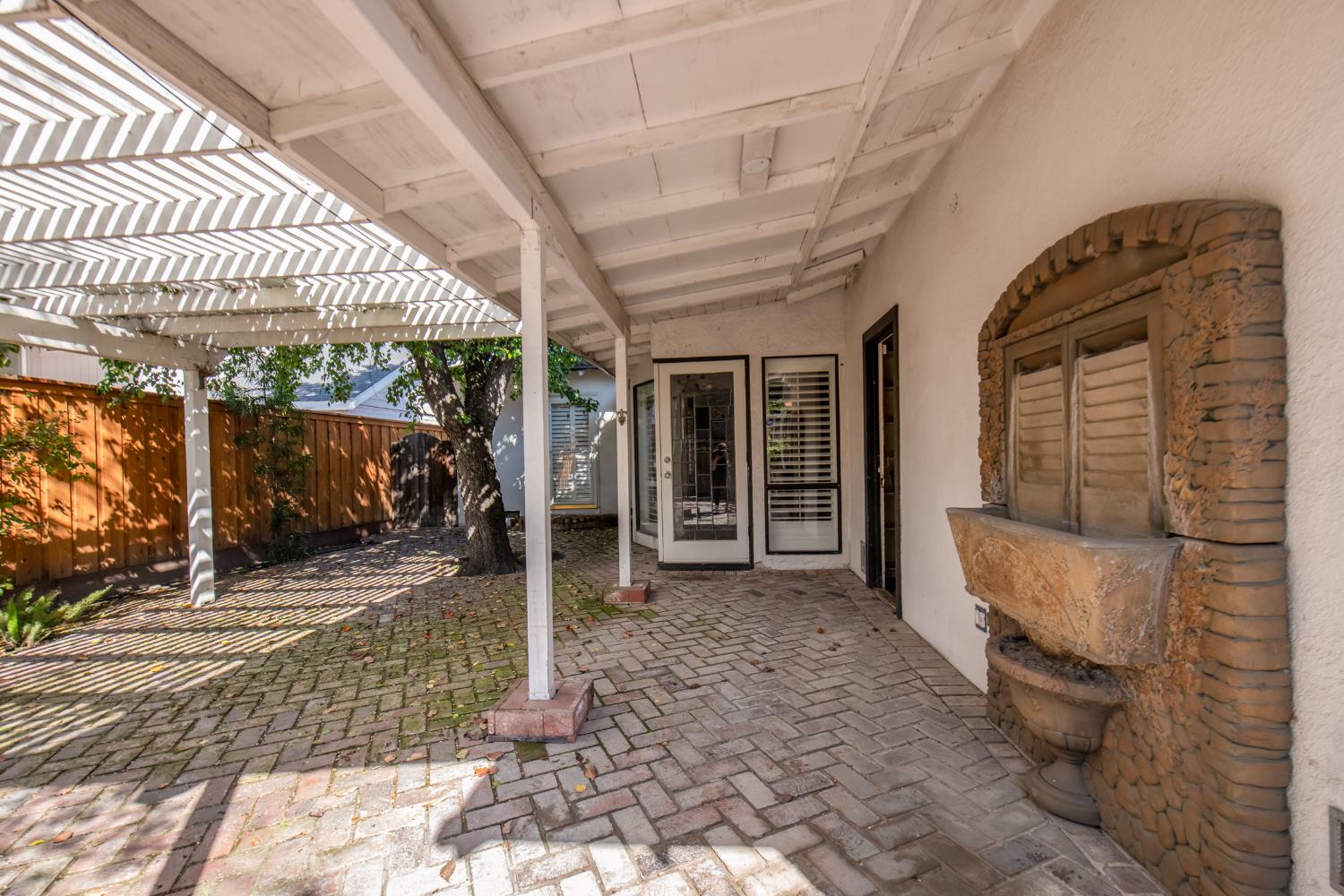 1301 W Beverly Dr, Visalia, CA 93277