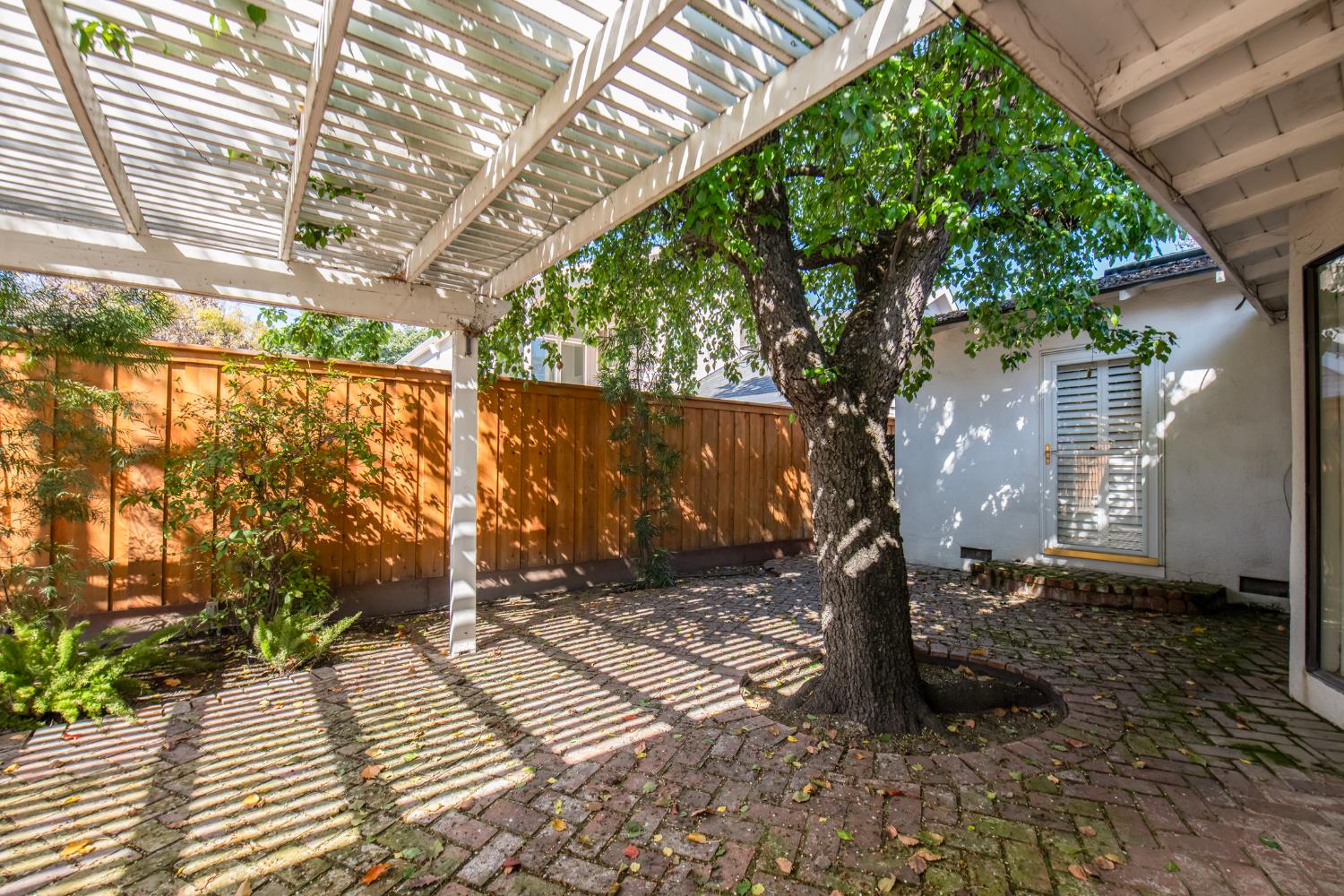 1301 W Beverly Dr, Visalia, CA 93277