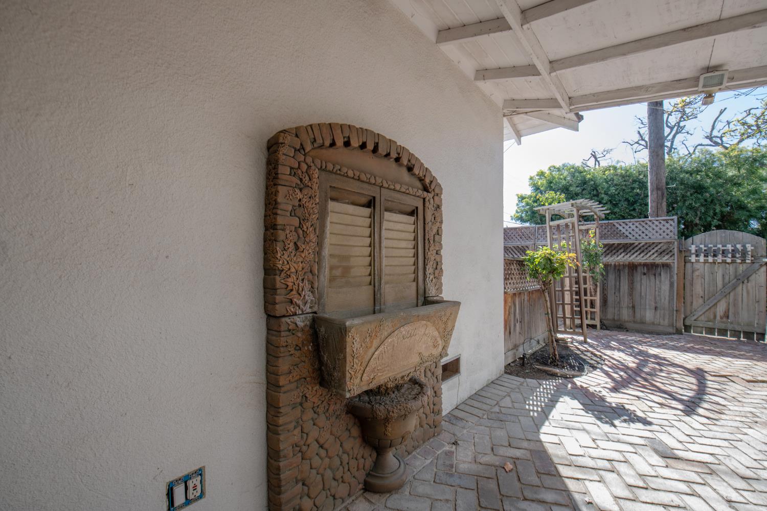 1301 W Beverly Dr, Visalia, CA 93277