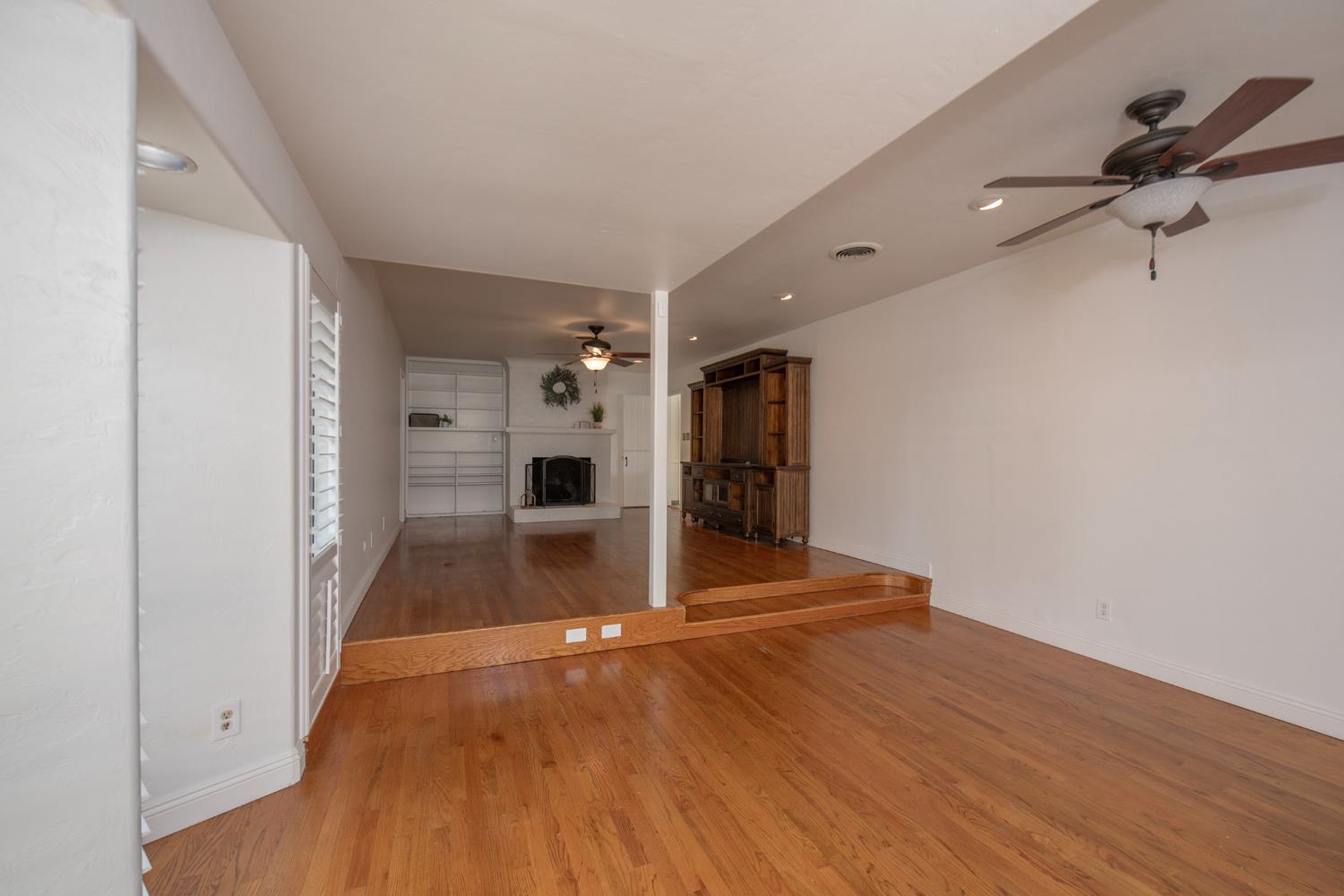 1301 W Beverly Dr, Visalia, CA 93277