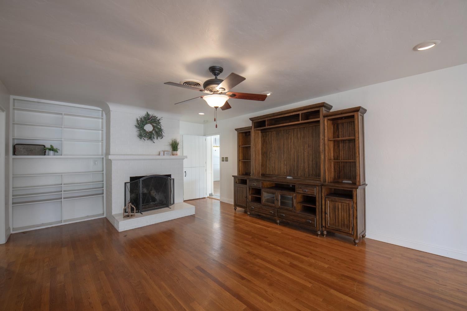 1301 W Beverly Dr, Visalia, CA 93277