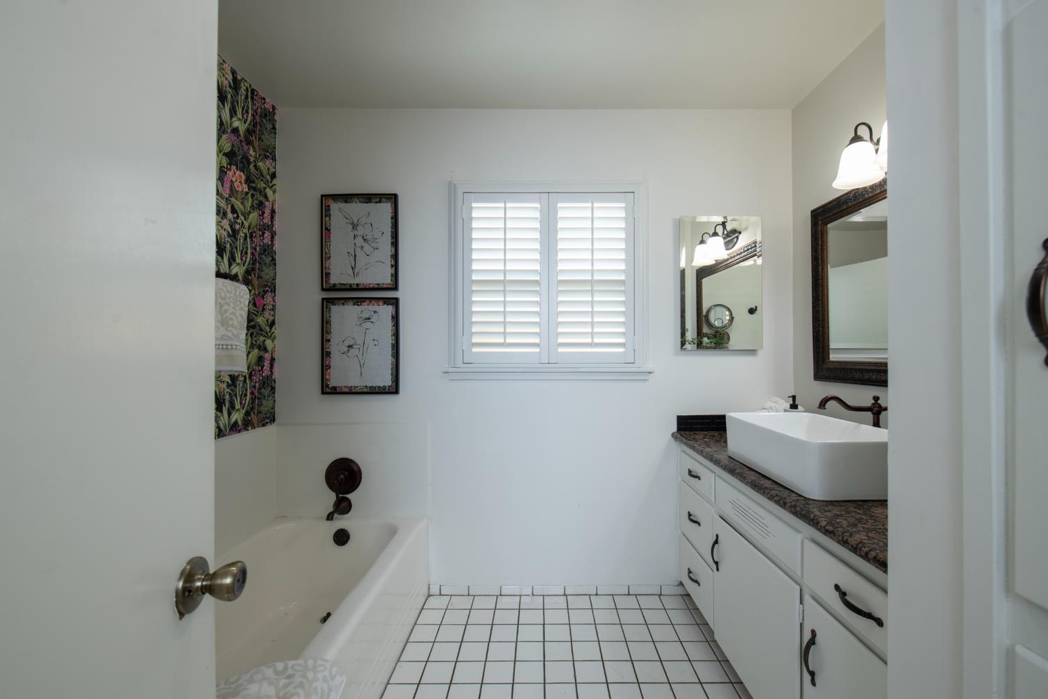 1301 W Beverly Dr, Visalia, CA 93277