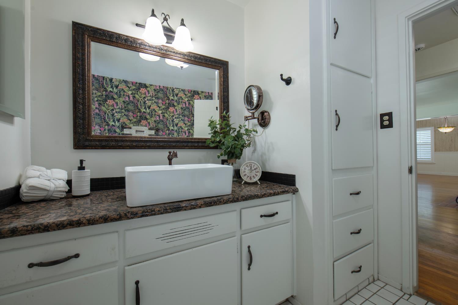 1301 W Beverly Dr, Visalia, CA 93277