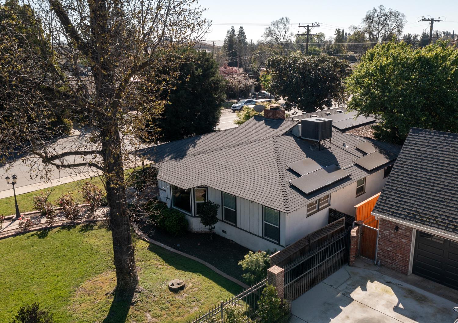 1301 W Beverly Dr, Visalia, CA 93277