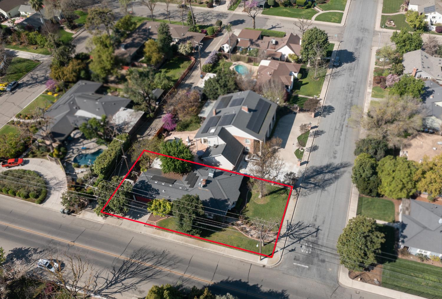 1301 W Beverly Dr, Visalia, CA 93277