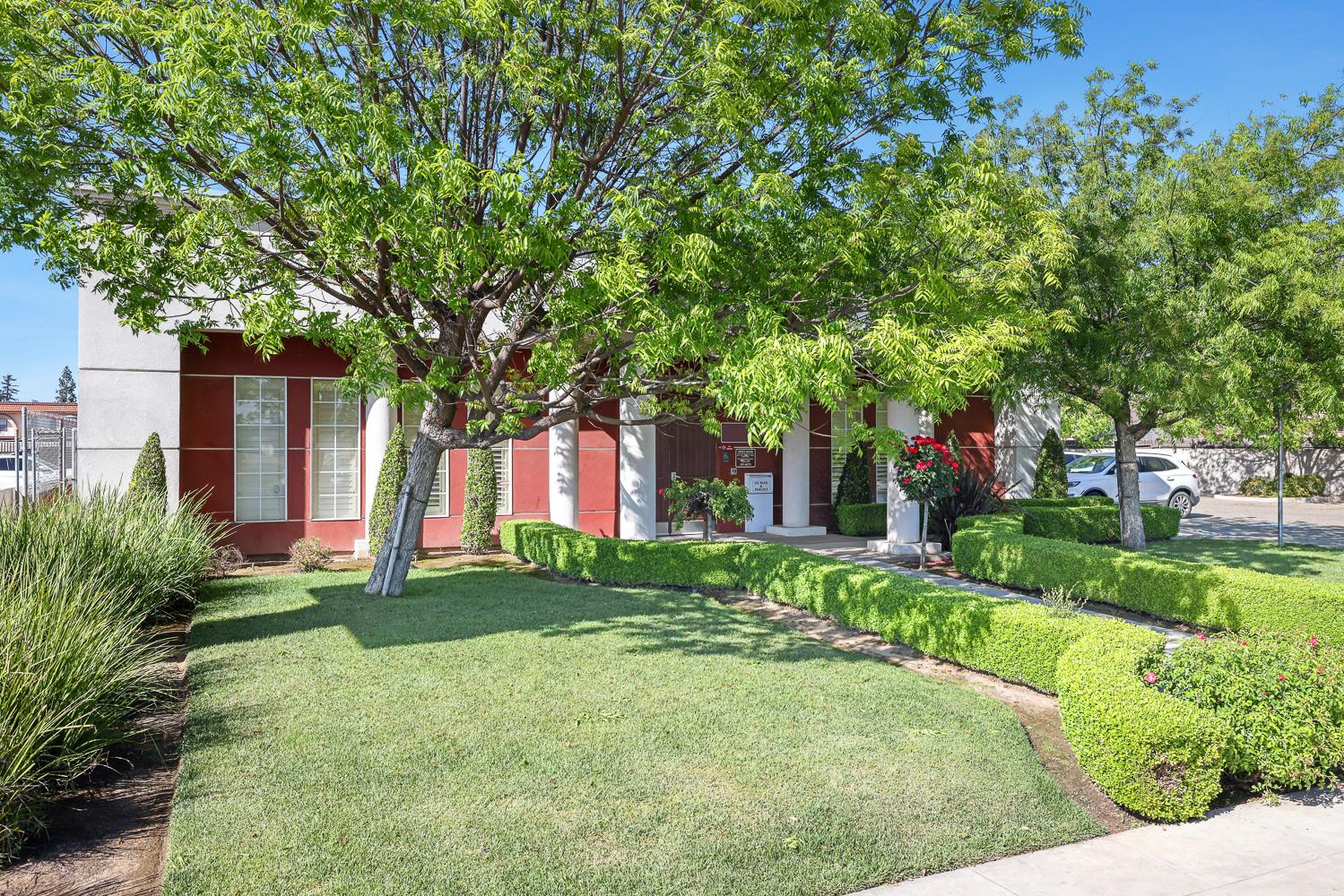 5781 E Kings Canyon Rd, Fresno, CA 93727