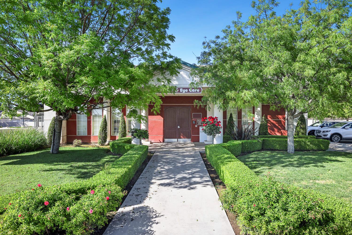 5781 E Kings Canyon Rd, Fresno, CA 93727