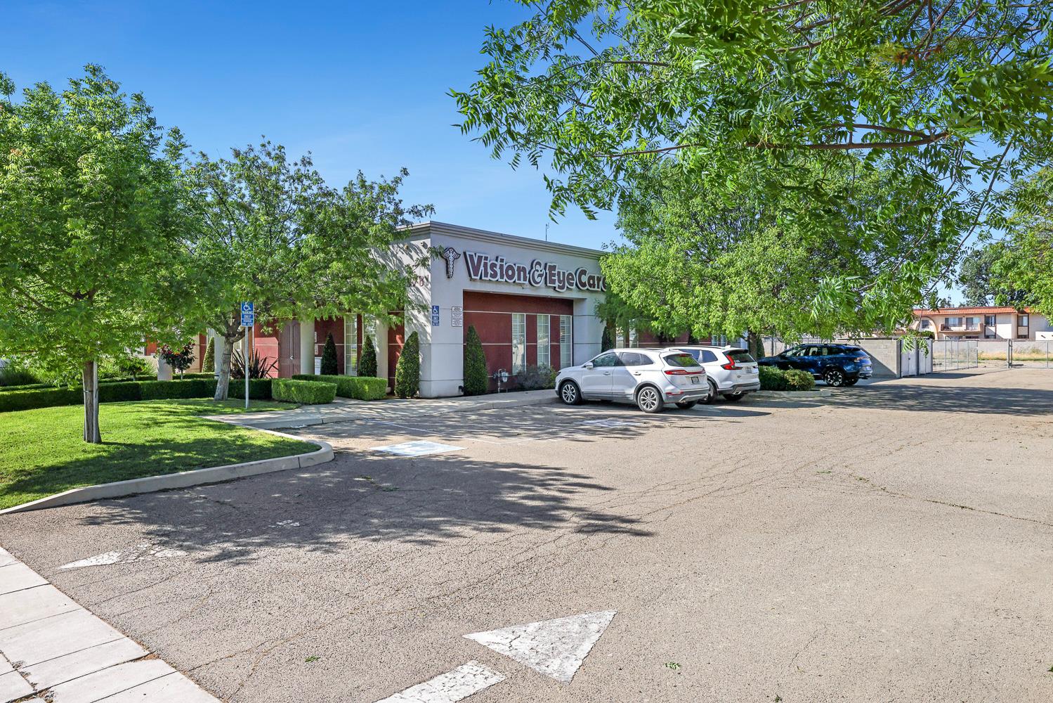 5781 E Kings Canyon Rd, Fresno, CA 93727