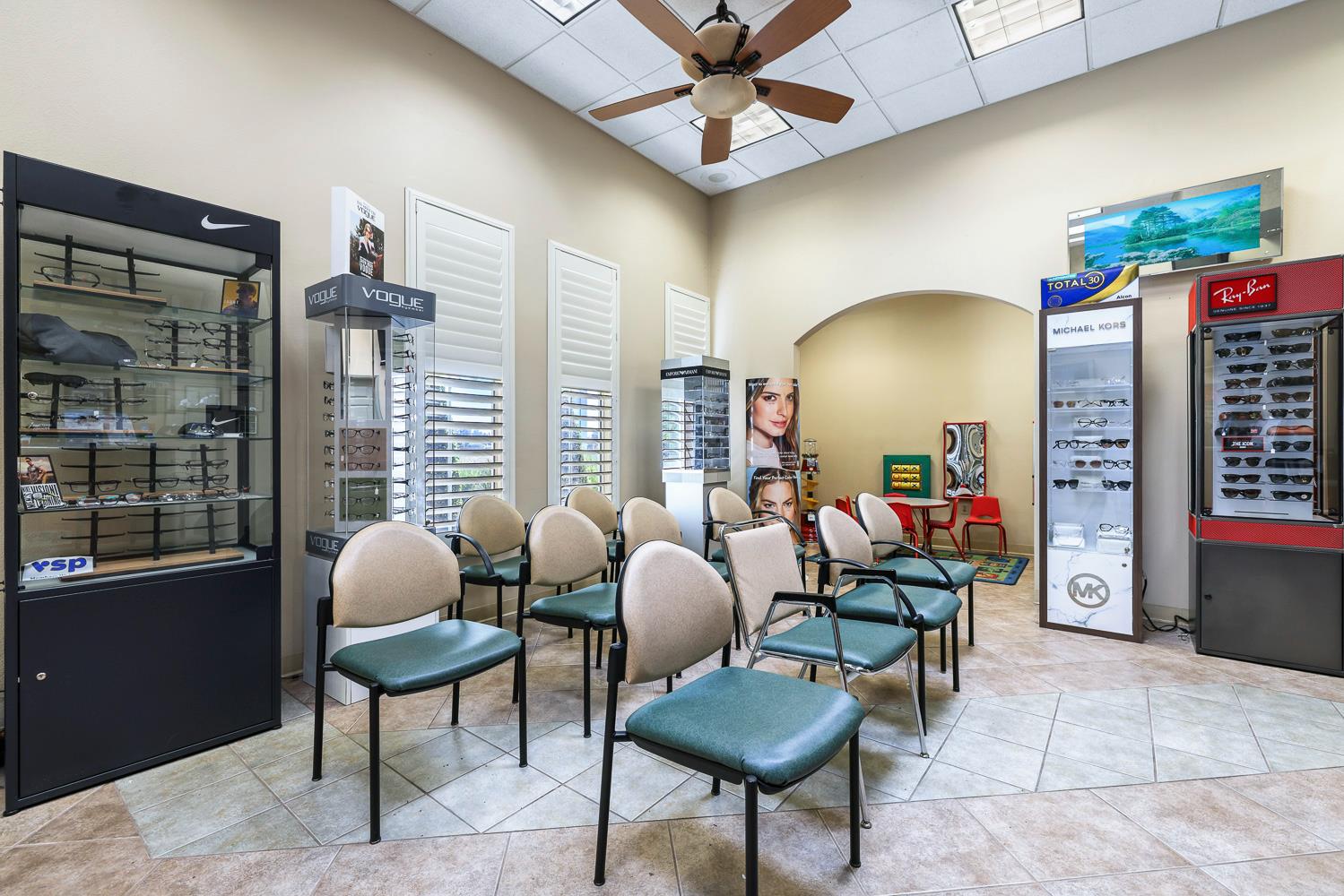 5781 E Kings Canyon Rd, Fresno, CA 93727