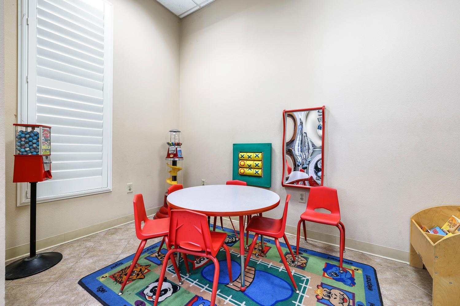 5781 E Kings Canyon Rd, Fresno, CA 93727