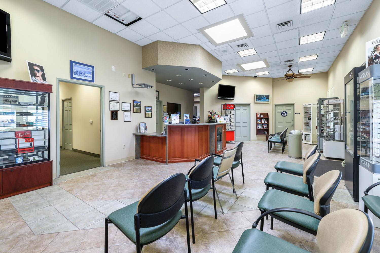 5781 E Kings Canyon Rd, Fresno, CA 93727