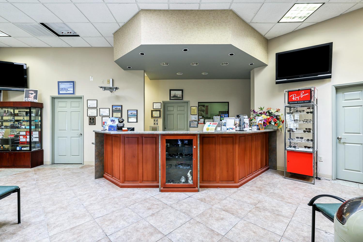 5781 E Kings Canyon Rd, Fresno, CA 93727