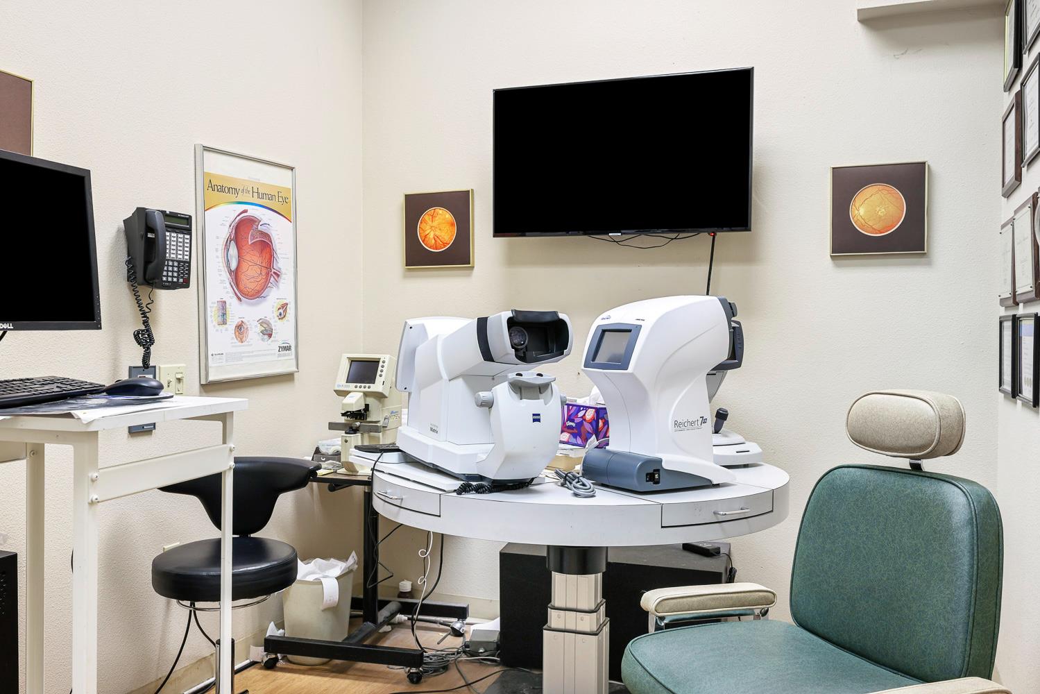 5781 E Kings Canyon Rd, Fresno, CA 93727