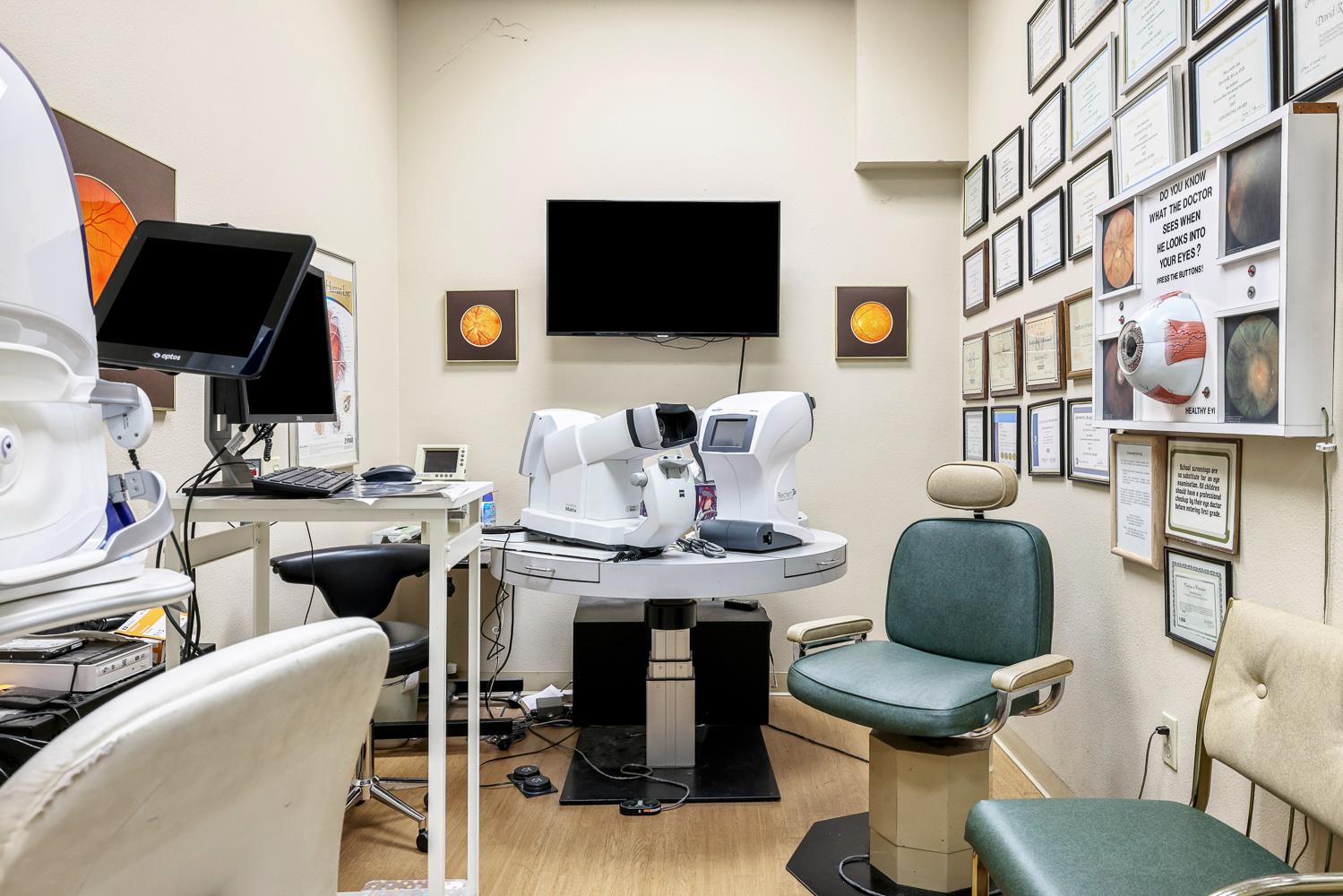 5781 E Kings Canyon Rd, Fresno, CA 93727