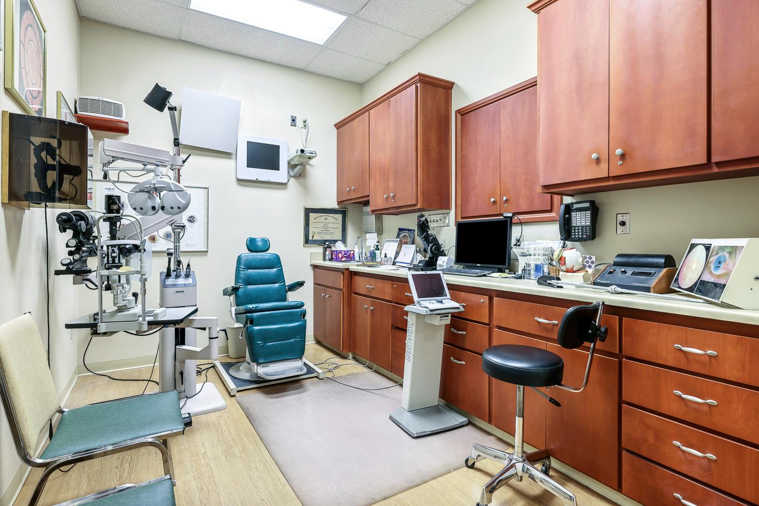 5781 E Kings Canyon Rd, Fresno, CA 93727