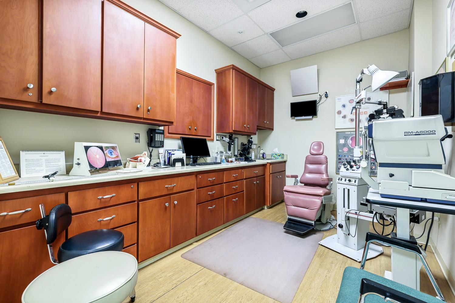 5781 E Kings Canyon Rd, Fresno, CA 93727