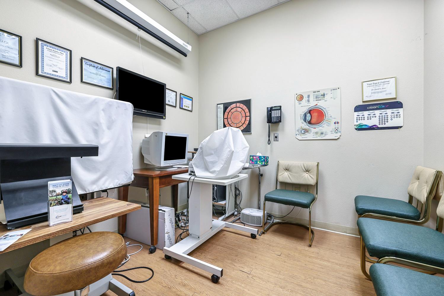 5781 E Kings Canyon Rd, Fresno, CA 93727