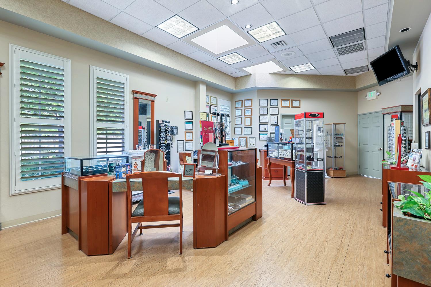 5781 E Kings Canyon Rd, Fresno, CA 93727