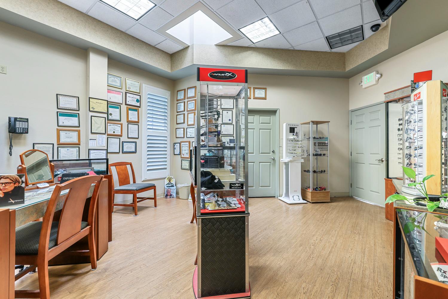 5781 E Kings Canyon Rd, Fresno, CA 93727